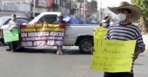 Locatarios inconformes con la remodelaci&oacute;n del mercado Amalucan cierran calles otra vez