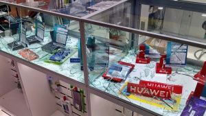 Atracan negocio de telefon&iacute;a en Plaza San Pedro