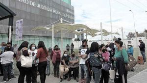 Audiencia de los 13 polic&iacute;as detenidos en Tecamachalco lleva m&aacute;s de 24 horas