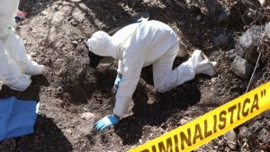 Hallan cinco cad&aacute;veres en fosas clandestinas de Michoac&aacute;n