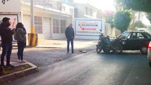 Chocan taxi y motopatrulla de la Policía Estatal en Prados Agua Azul