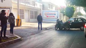 Chocan taxi y motopatrulla de la Polic&iacute;a Estatal en Prados Agua Azul