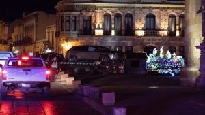 Abandonan 6 cad&aacute;veres frente a Palacio de Gobierno en Zacatecas