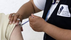 Vacunas covid podr&iacute;an ser menos eficaces ante la variante &Oacute;micron: OMS