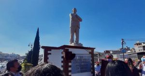 Presidente municipal devela estatua de López Obrador en Atlacomulco