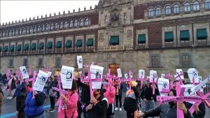 Mujeres saltan vallas de Palacio Nacional y colocan cruces rosas