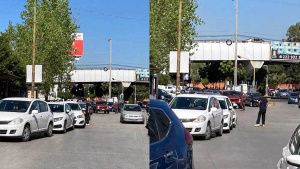 Franeleros hacen negocio con la jornada de vacunaci&oacute;n covid: cobran 40 pesos por auto estacionado