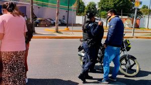Motociclista lesiona a mujer de 63 años en Totimehuacan; la arrastró varios metros