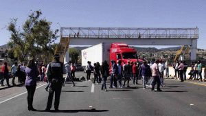 Vecinos de Santa Rita Tlahuapan bloquean la autopista M&eacute;xico-Puebla