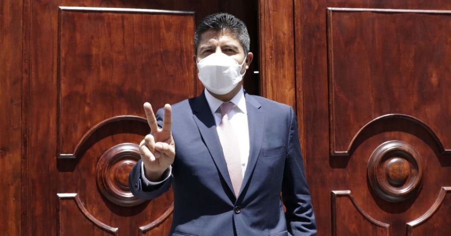 Invit&oacute; a m&aacute;s de mil personas pese a los contagios de covid en Puebla.