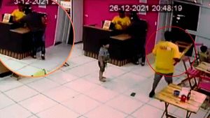 &iexcl;Como en las luchas! Agarran a sillazos a ladr&oacute;n en helader&iacute;a