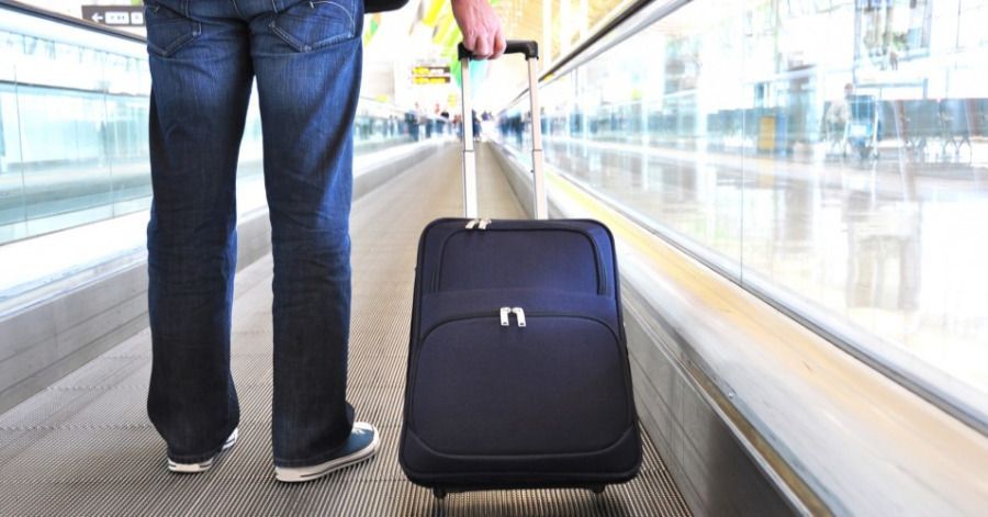 Maleta de mano para un vuelo en avi&oacute;n.