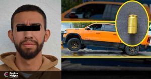 El detenido junto con la camioneta RAM color naranja.