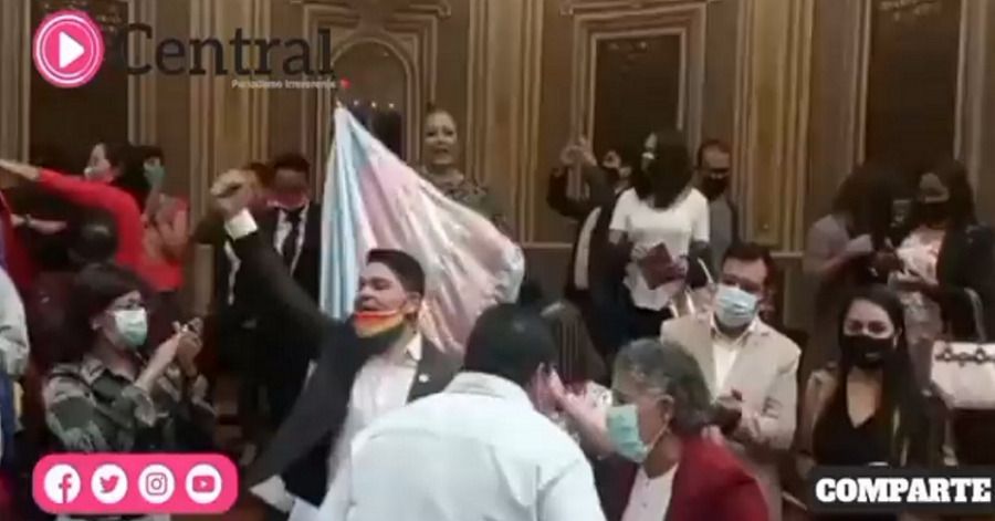 Los colectivos acudieron tras asistir a un foro contra las terapias de conversi&oacute;n