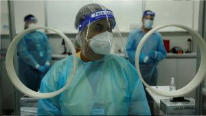 Médicos advierten: variante Omicron de covid puede ser contagiosa como Delta y peligrosa como el Ébola