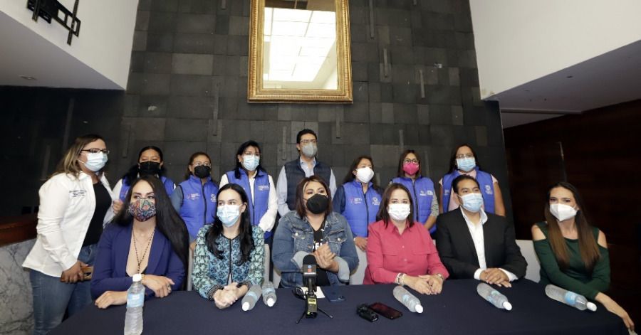 Genoveva Huerta, Guadalupe Arrubarrena y &Oacute;scar Huanetl, previo al inicio del programa de capacitaci&oacute;n Promoci&oacute;n Pol&iacute;tica de la Mujer.