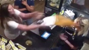 VIDEO: Mujer lanza sopa caliente a gerente de un restaurante en Texas