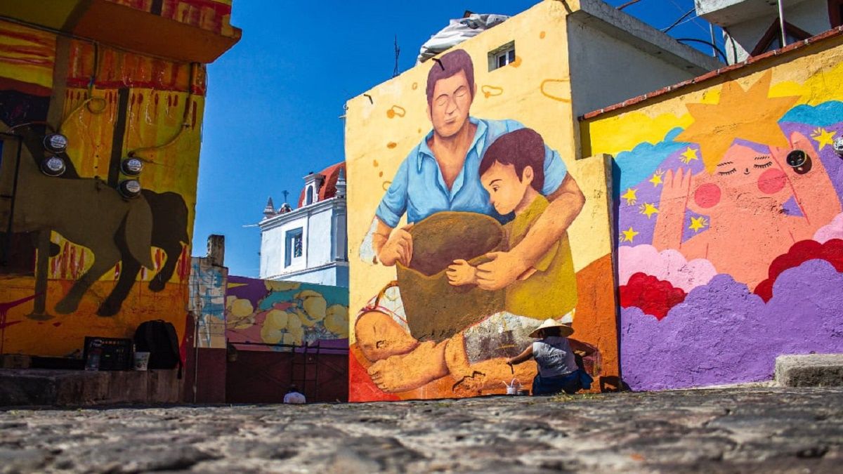Colectivo Tomate viste con 28 nuevos murales al Barrio de Xanenetla en Puebla