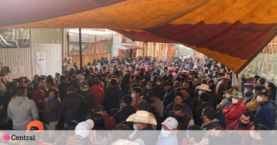 La situaci&oacute;n es tensa afuera del Consejo Electoral de Tlatlauquitepec.