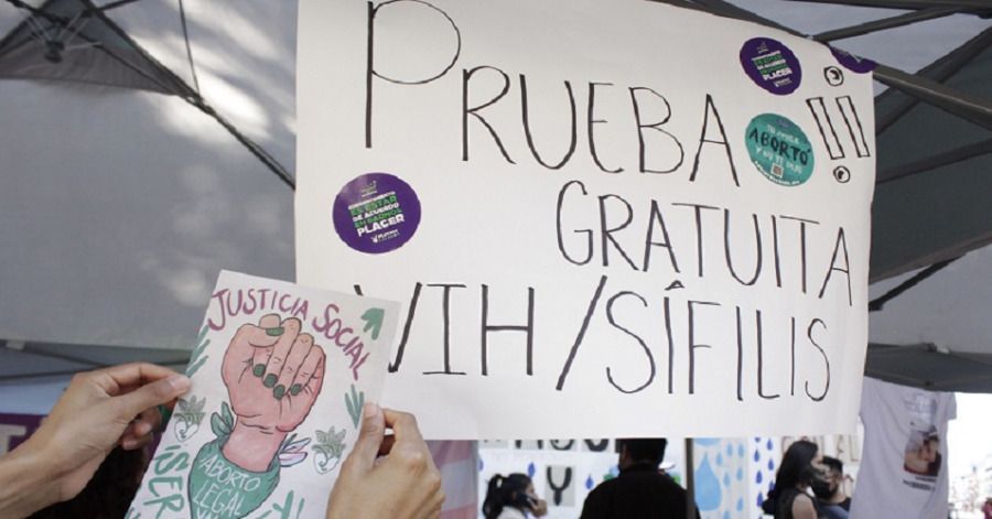 Colectivos realizan pruebas rápidas de VIH en el centro de Puebla