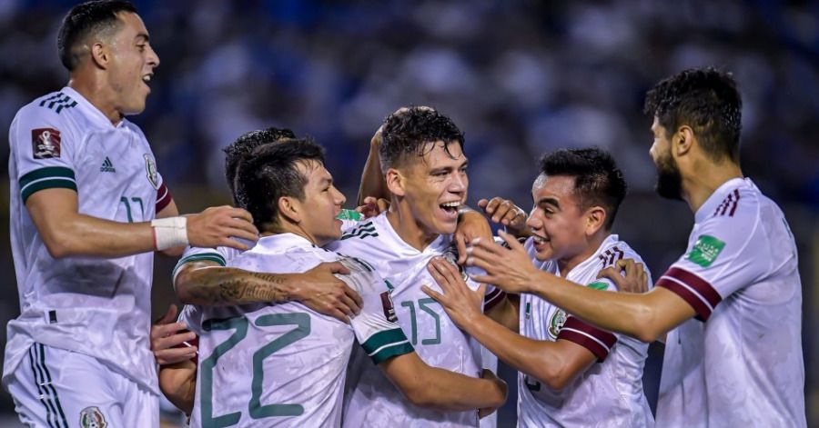 La Selecci&oacute;n Mexicana de Futbol festeja una de sus anotaciones.