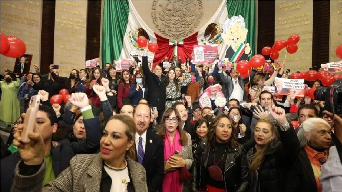 Diputados y simpatizantes celebran el cumplea&ntilde;os 68 de AMLO