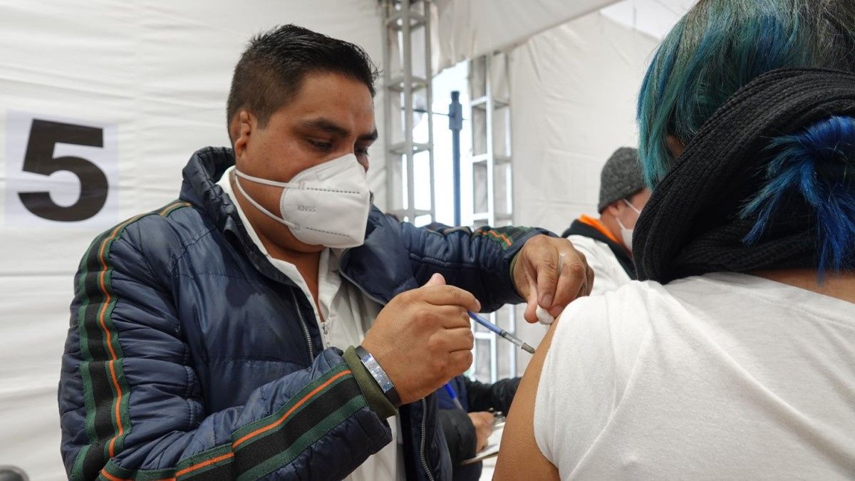 Inicia vacunación para segundas dosis de Sputnik en Puebla capital con largas filas