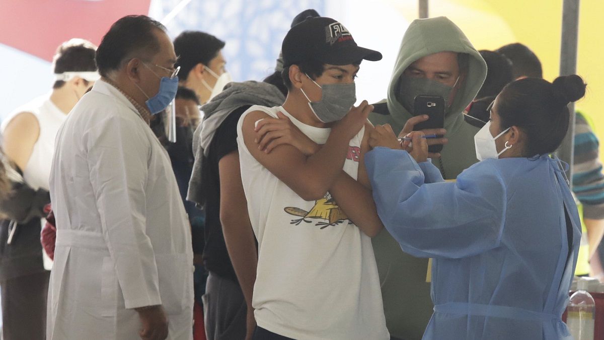 En confinamiento, se mantuvieron 20 meses Rodrigo y Annabeth por padecer una comorbilidad; hoy los vacunaron&nbsp;