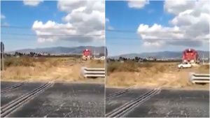 VIDEO: Tren embiste a taxi en Hidalgo; intent&oacute; ganarle el paso