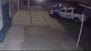 VIDEO: Patrulla impacta a ladones que viajaban en una motocicleta en Neza