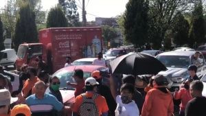 Se enfrentan automovilistas con alumnos de la UDLAP por bloqueo en la Recta a Cholula