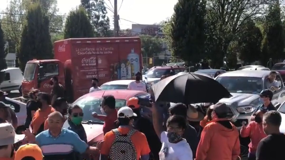 Se enfrentan automovilistas con alumnos de la UDLAP por bloqueo en la Recta a Cholula