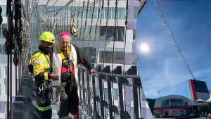 Obispo On&eacute;simo Cepeda es el primero en cruzar el puente de cristal en Angel&oacute;polis