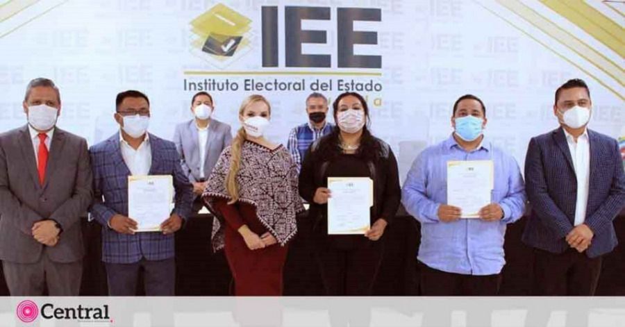 Los morenistas acudieron al IEE para recibir su acreditación como diputados.