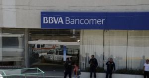 Ladrones ponen explosivo falso a mujer y la obligan a entrar a un banco de Veracruz