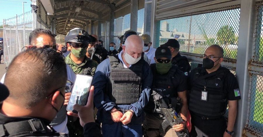 Estados Unidos entrega a Benjam&iacute;n Arellano F&eacute;lix; M&eacute;xico lo recibe con orden de aprehensi&oacute;n