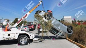 Conductor resulta ileso tras volcar su auto en el Perif&eacute;rico, en Puebla
