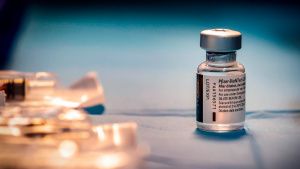 Vacuna Pfizer protege un 33% ante infecci&oacute;n por variante covid &Oacute;micron