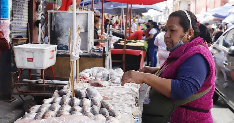 Mercado de mariscos de Puebla luce aglomerado este jueves de cuaresma