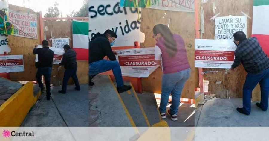 Empleados del Ayuntamiento de Juan C. Bonilla colocan sellos de clausura en la planta Bonafont.