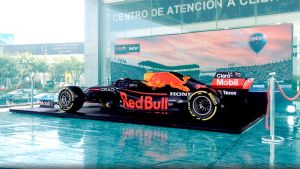 &iexcl;Avisen! Exhiben una r&eacute;plica del monoplaza de &ldquo;Checo&rdquo; P&eacute;rez en Puebla
