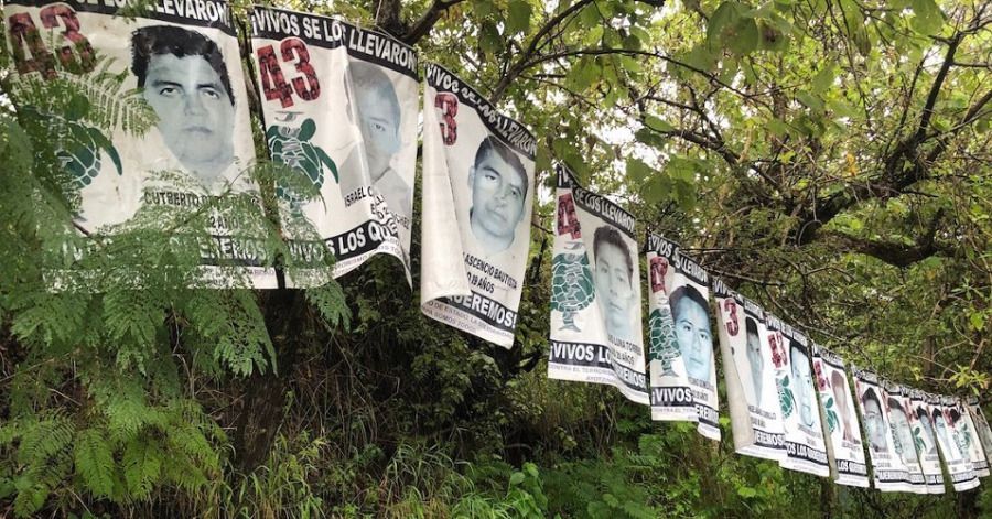 Una fila de nombres y retratos aparece en la Escuela Normal Rural "Ra&uacute;l Isidro Burgos".