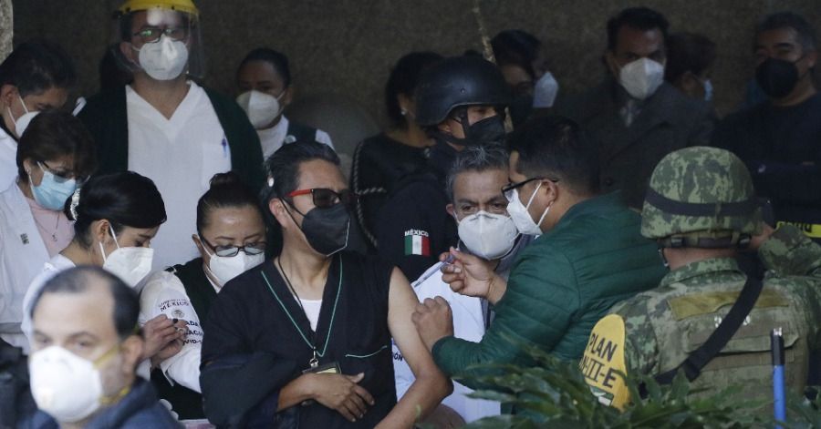 Personal administrativo de Hospitales Covid est&aacute;n incluidos en la primera etapa de vacunaci&oacute;n: Salud de Puebla