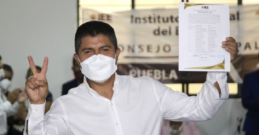 Eduardo Rivera recibi&oacute; su constancia de candidato electo por la alcald&iacute;a de Puebla.