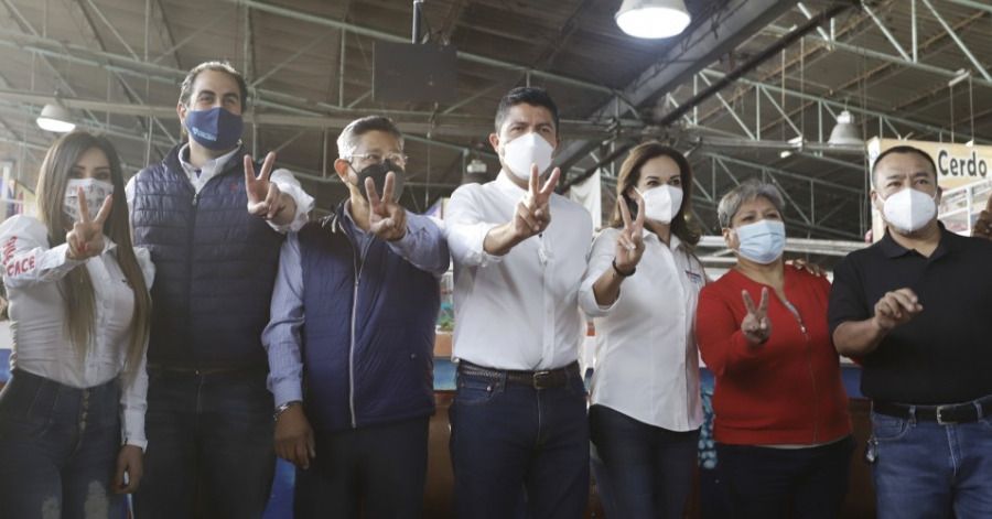 Eduardo Rivera se reuni&oacute; esta ma&ntilde;ana con locatarios de La Acocota y prometi&oacute; instalar paneles solares y luminarias en caso de ganar la elecci&oacute;n.