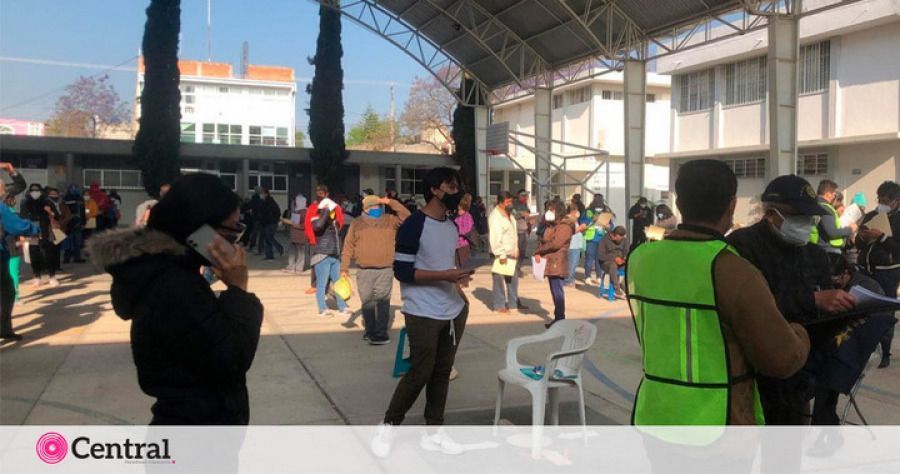 Empiezan las filas en Tehuac&aacute;n para conseguir una vacuna contra el coronavirus