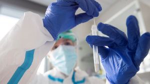 Espa&ntilde;a detecta primer caso de la variante &Oacute;micron