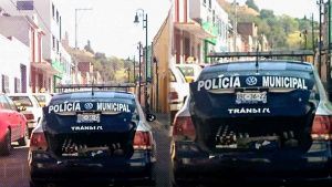 Suspenden dos elementos de la SSC San Pedro Cholula por llevar chelas en la patrulla