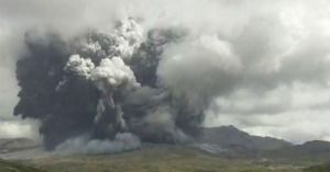 La actividad volcánica en el monte Aso se intensificó.