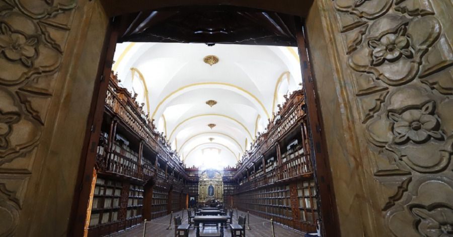 En la Palafoxiana hay 50 mil vol&uacute;menes de libros